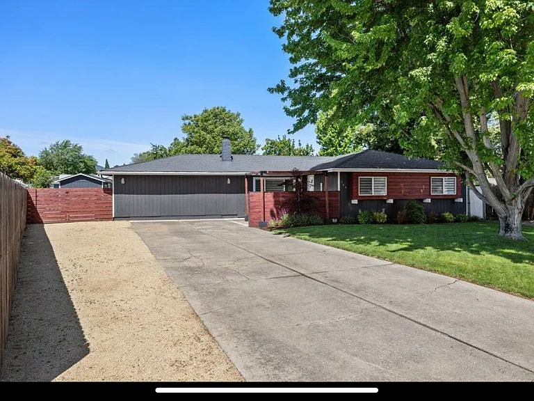 746 Hemlock Ct — Photo 3