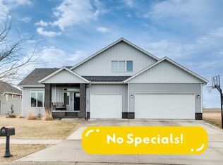 657 Westminster Dr, Moorhead, MN 56560