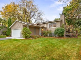 1425 Meadow Ct, Chaska, MN 55318