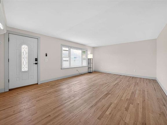 4th image of 242 Beach Rd
