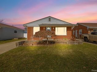 22215 Grove Pointe St, Saint Clair Shores, MI 48081
