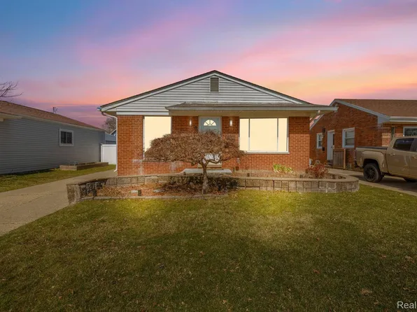 22215 Grove Pointe St, Saint Clair Shores, MI 48081