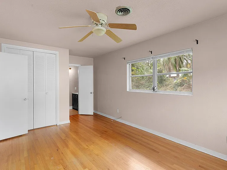902 NE 17th Ter — Photo 12