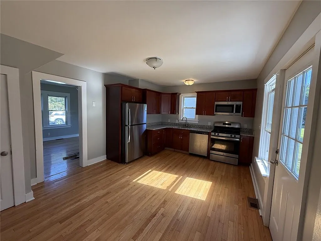 3 bed, 902 sqft, $1,800 — Photo 3