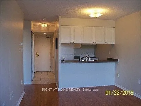 887 Bay St — Photo 2