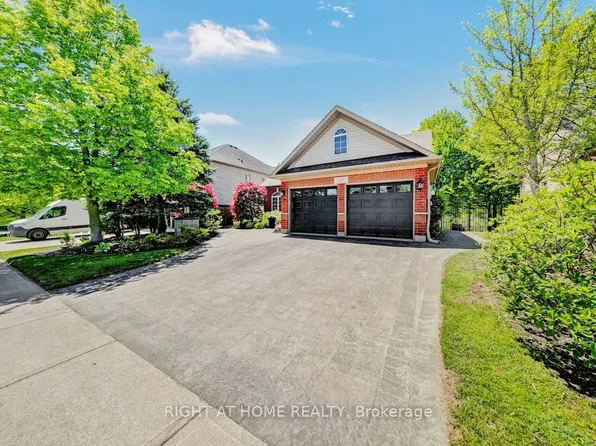 126 Moore Cres, Hamilton, ON L9G 4Z8