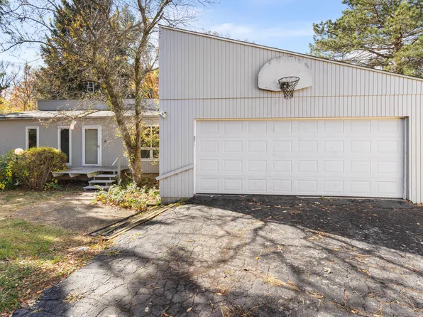 5286 Lake Crest Rd, Loves Park, IL 61111