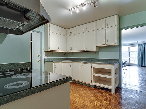 4th image of 4400 Poplar Ave APT 18