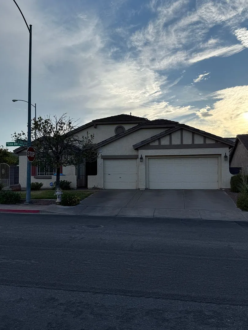 Lovely Single Story Home on a Corner Lot — Photo 2