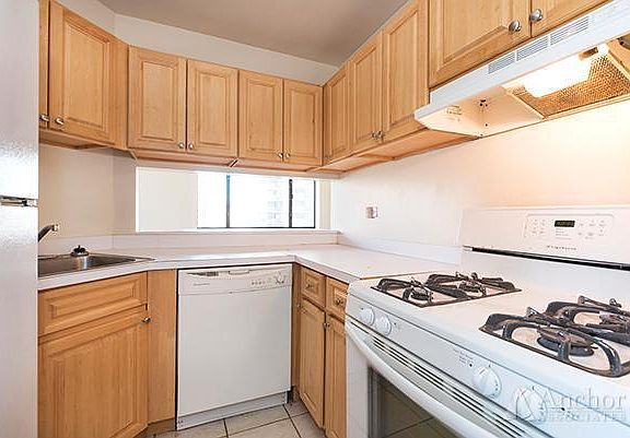 5th image of 30 W 61st St APT 21D