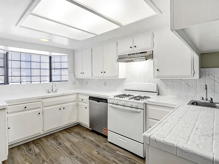 Palm Riverside — Photo 13