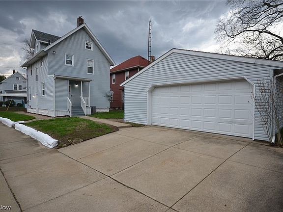 2nd image of 486 Howe St