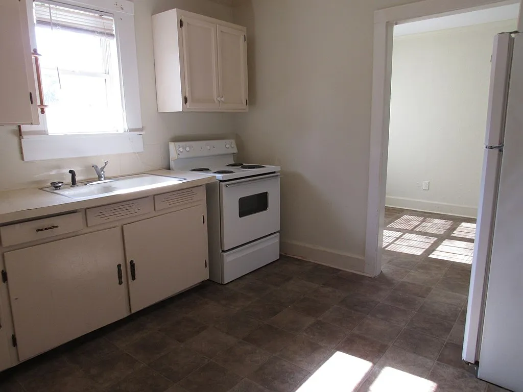 3 bed, 2.0 bath, $1,050 — Photo 4