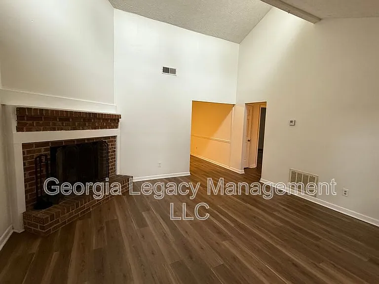 365 Fowler Dr — Photo 9