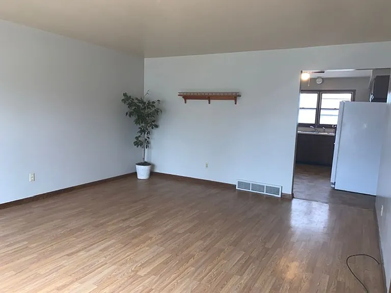 822 Dwight St — Photo 3