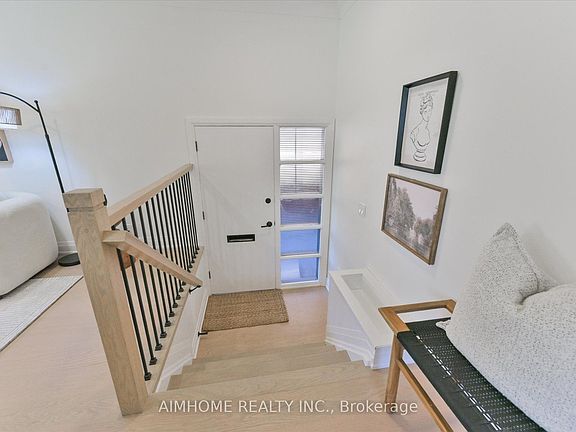 3rd image of 121 Wyndcliff Cres