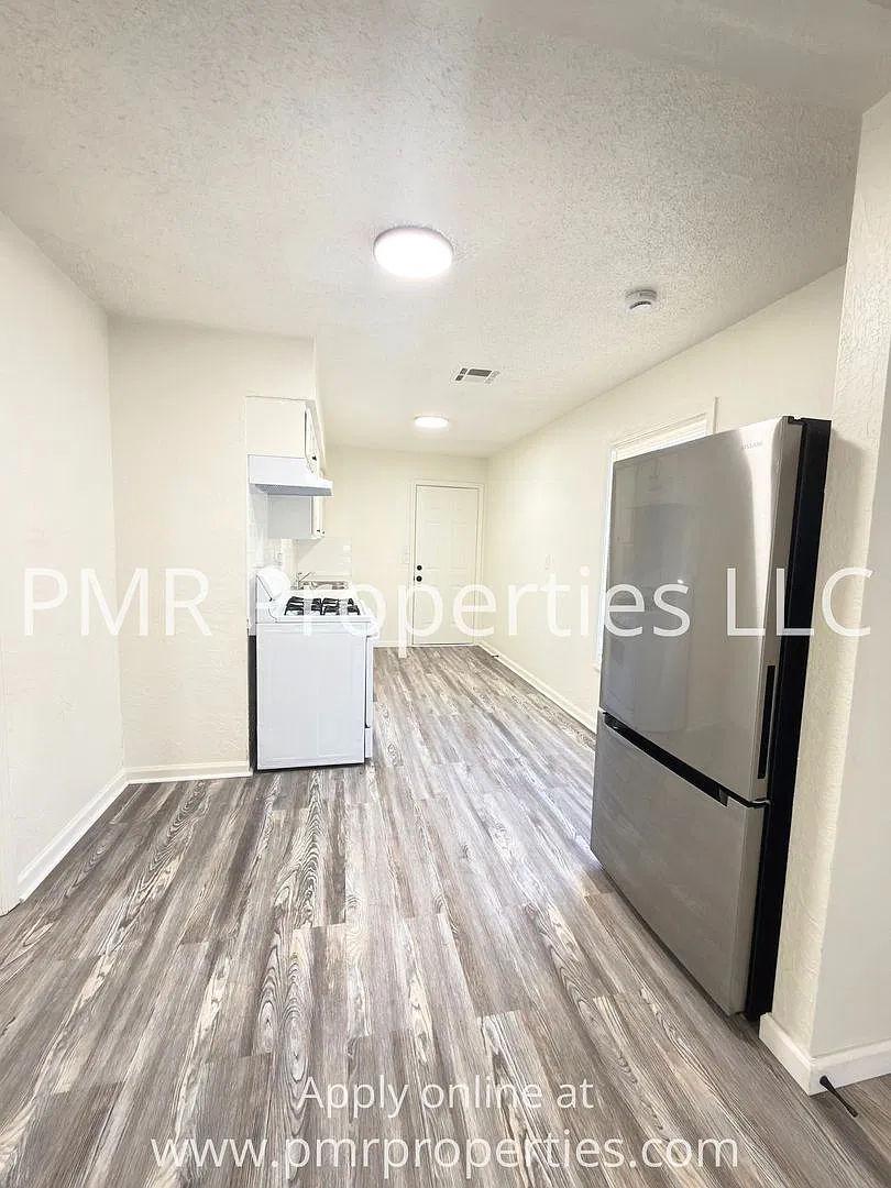 3 Bedrooms / 1 Bathroom House — Photo 3