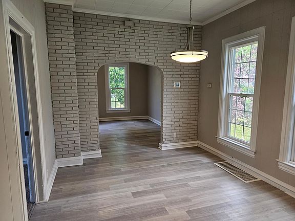 2nd image of 906 Russell St