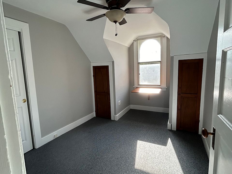 Secondary bedroom, plenty of closest space and built in desk