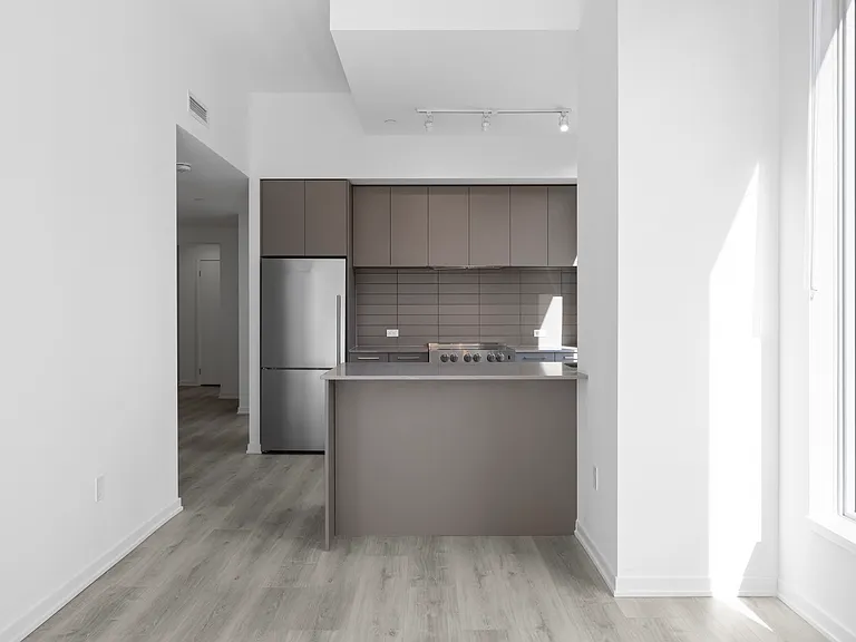 101 Roehampton Ave — Photo 128