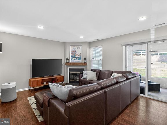 5th image of 54 Knoll Dr