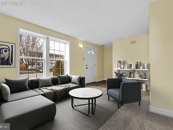 4th image of 1542 Iris Ct