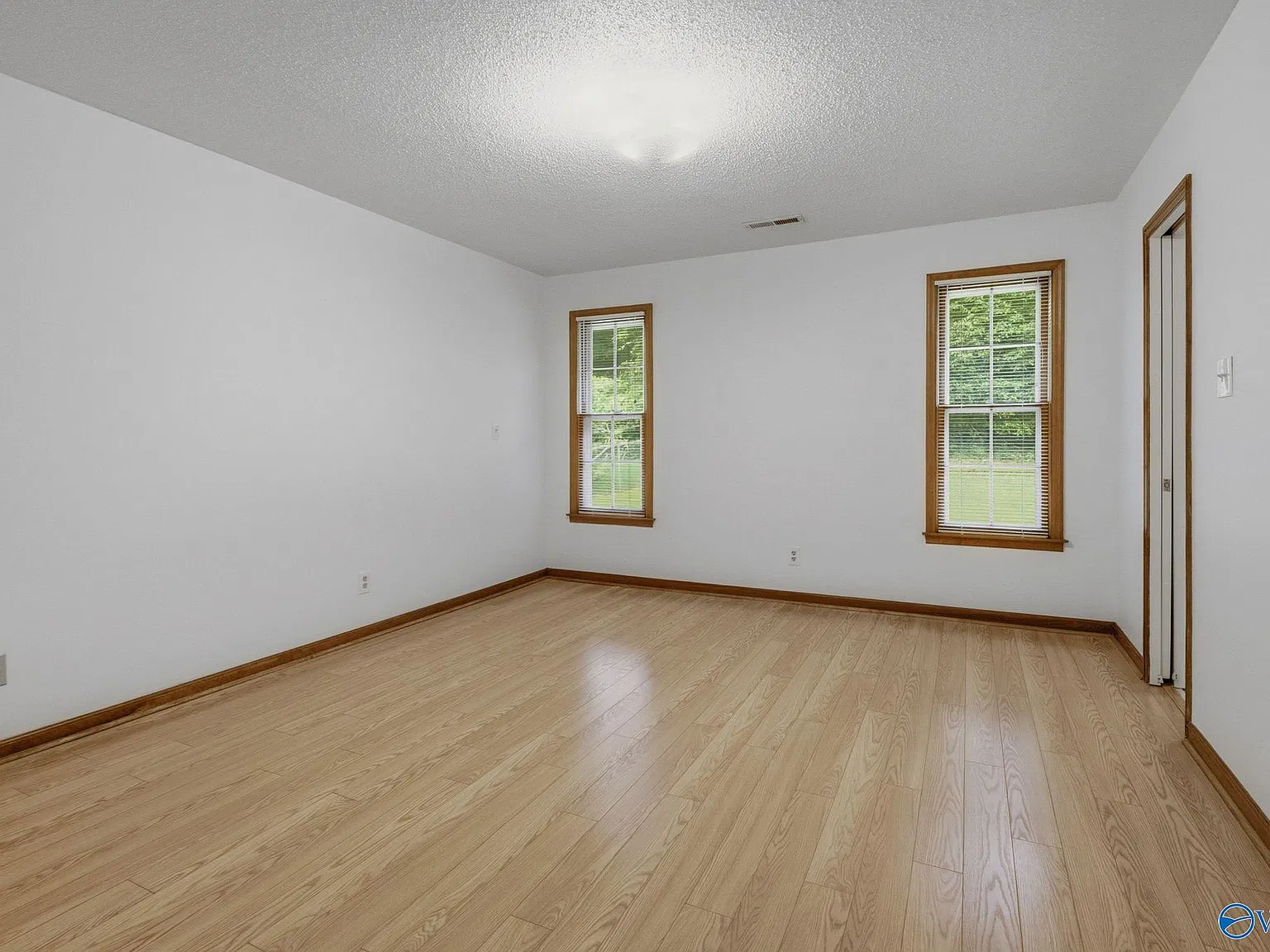 4 bed, 2.0 bath, 2074 sqft, $1,975 — Photo 4