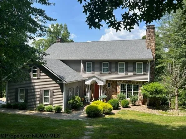 8 Holly Hls, Fairmont, WV 26554