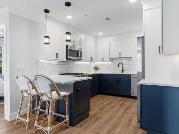 1721 Centre St Unit 304, Boston, MA 02132