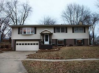 5132 Skyline Dr NW, Cedar Rapids, IA 52405