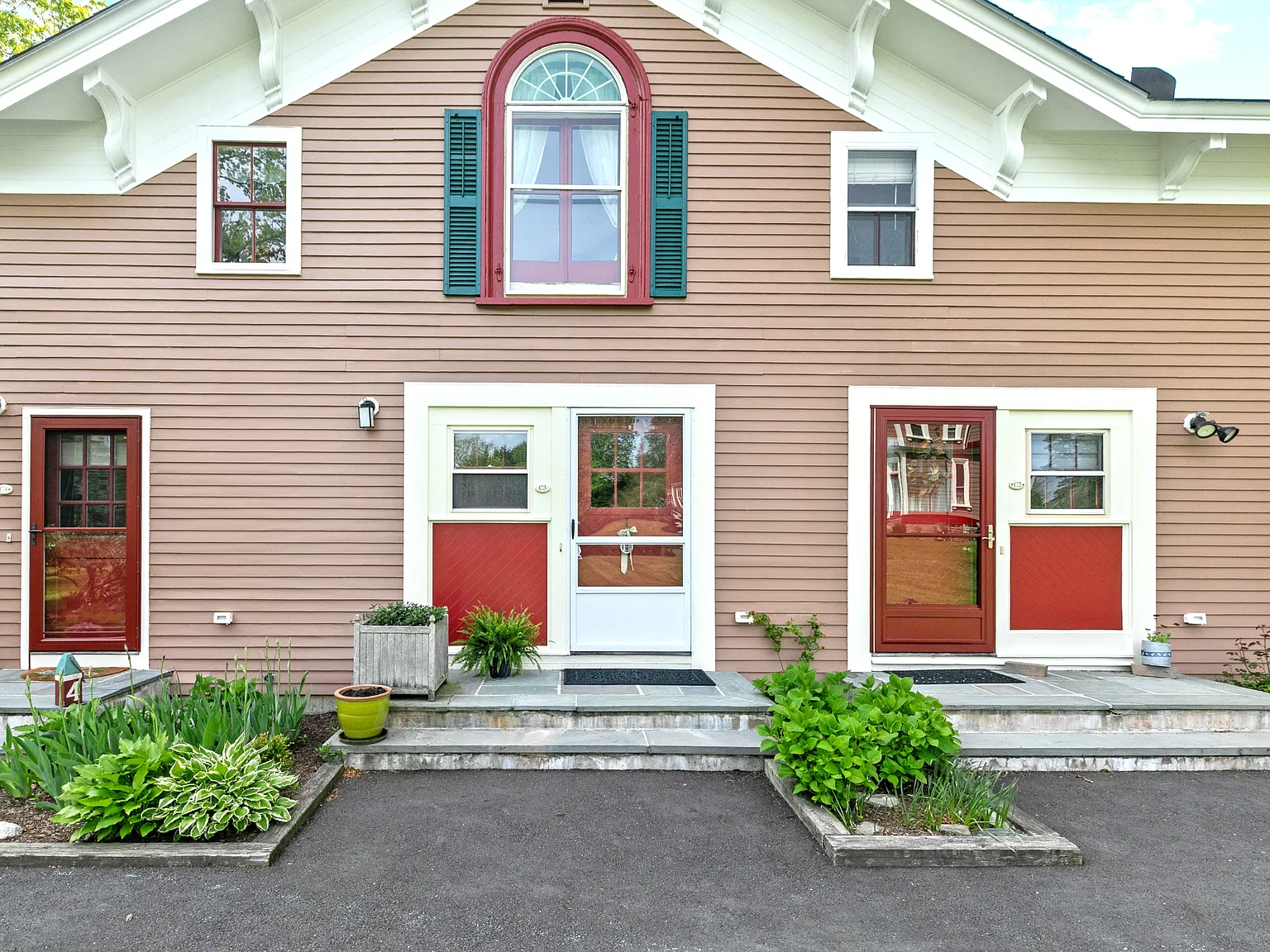 2 bed, 700 sqft, $2,800 — Photo 1
