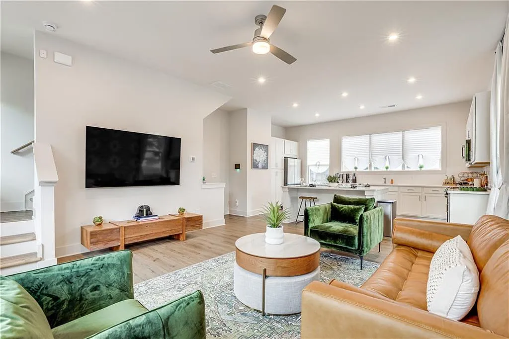 3 bed, 3.0 bath, 1500 sqft, $3,000 — Photo 2