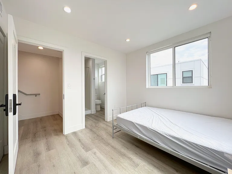 1353 1/4 W 37th St #4 — Photo 4