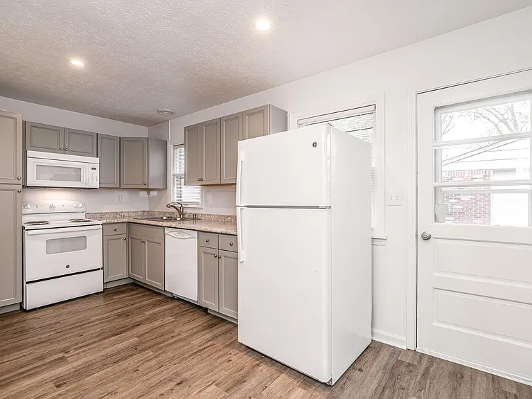 6910 Stablelake Ct — Photo 14