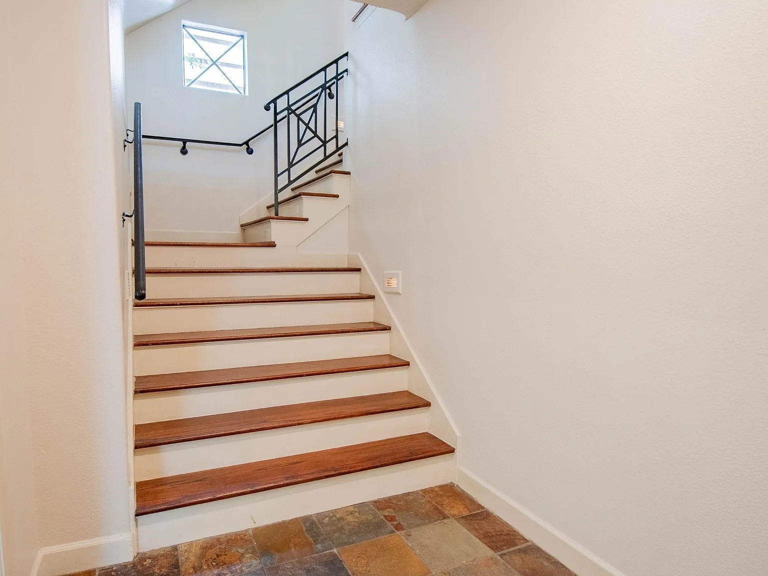 3 bed, 3.5 bath, 2164 sqft, $3,175 — Photo 3