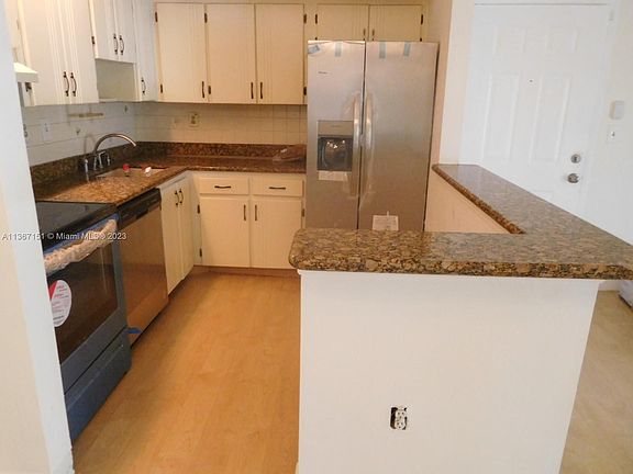 4th image of 811 NE 199th St APT 205-33