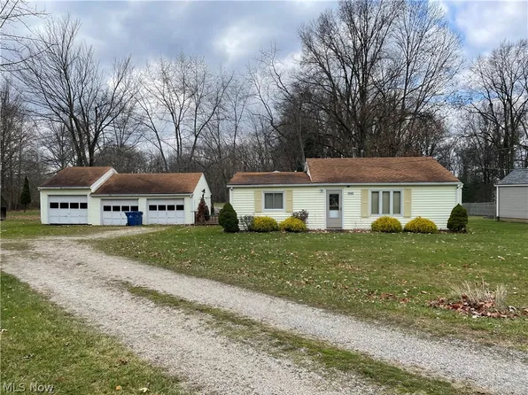 3440 Lakeside Dr, Mineral Ridge, OH 44440