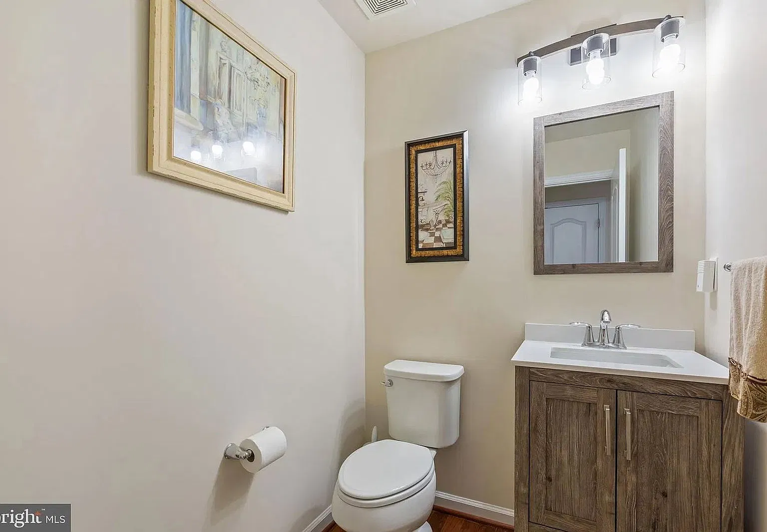 3 bed, 4.0 bath, 2400 sqft, $3,200 — Photo 2