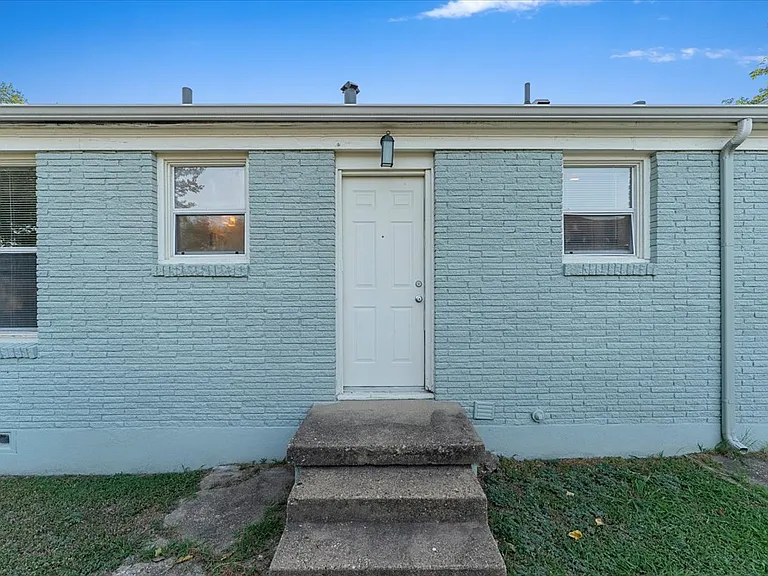 1119 Clinton St — Photo 1
