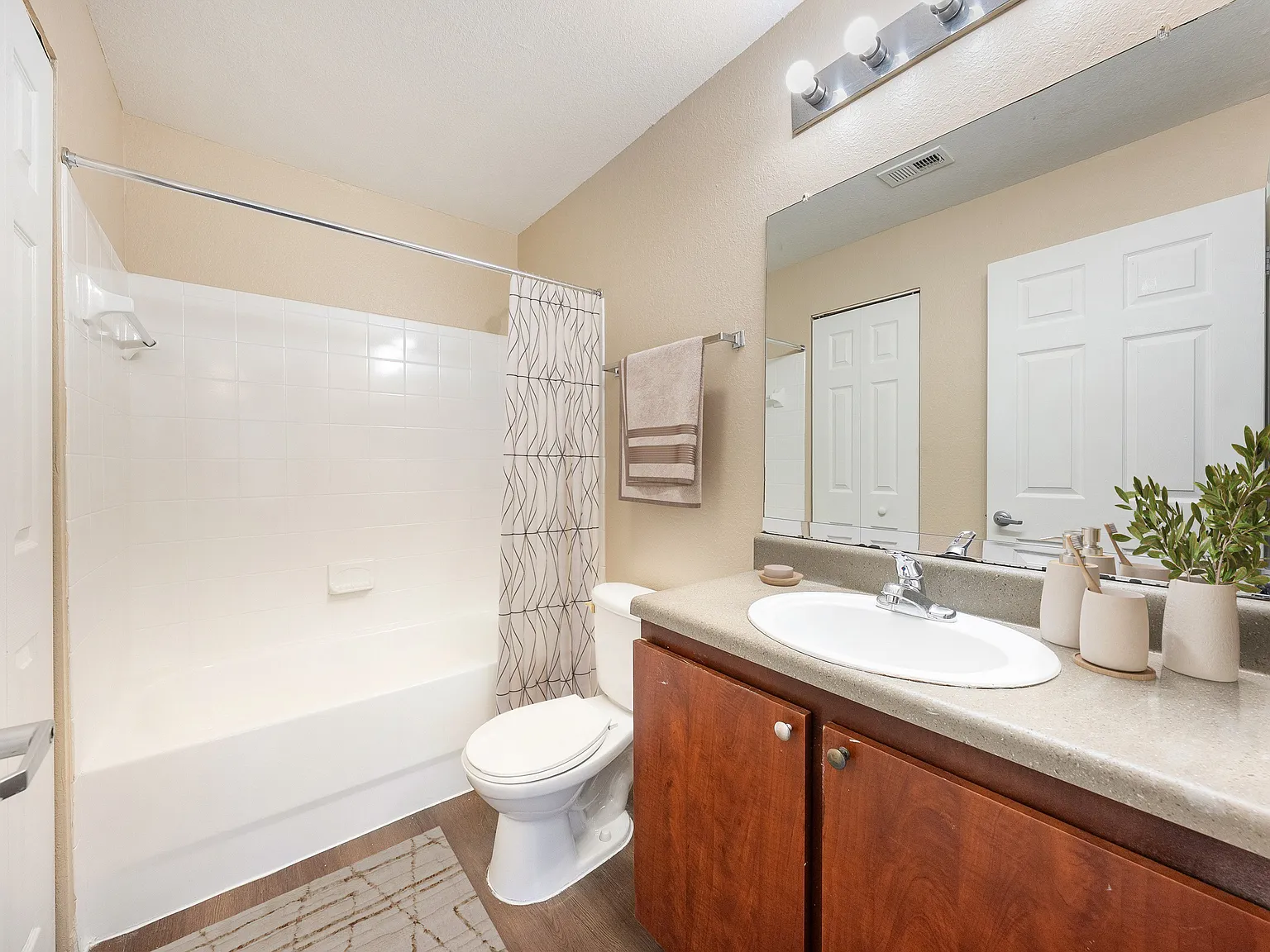 Meridian Pointe Apartments — Photo 4