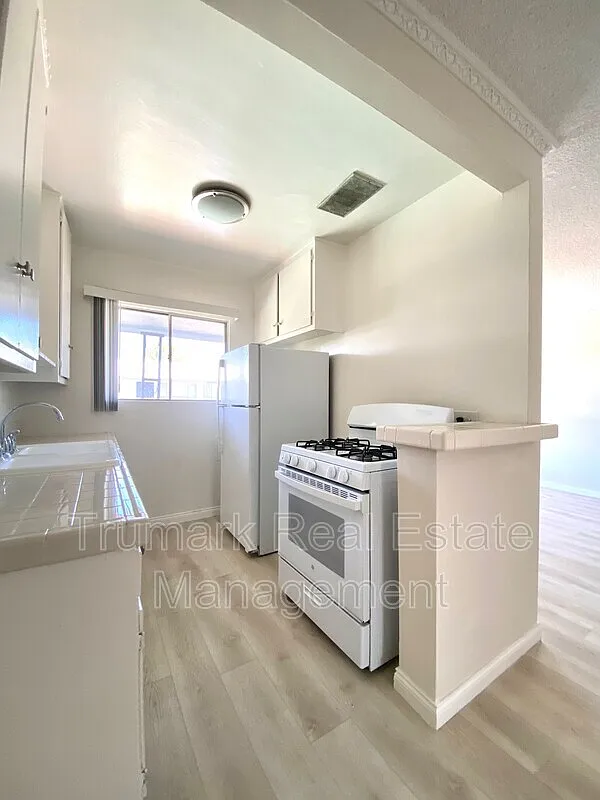 Building Photo - 585 E Washington Blvd #35