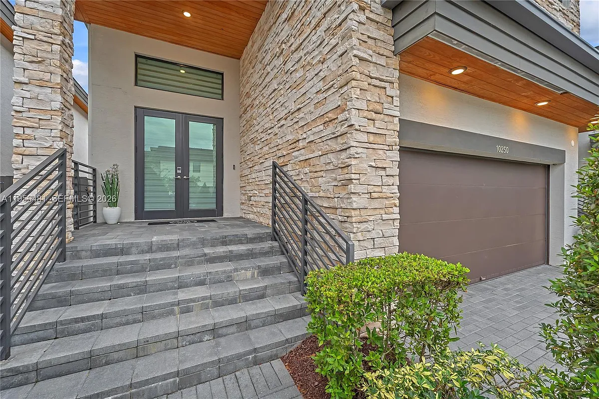 Building Photo - 10250 NW 76th Ter