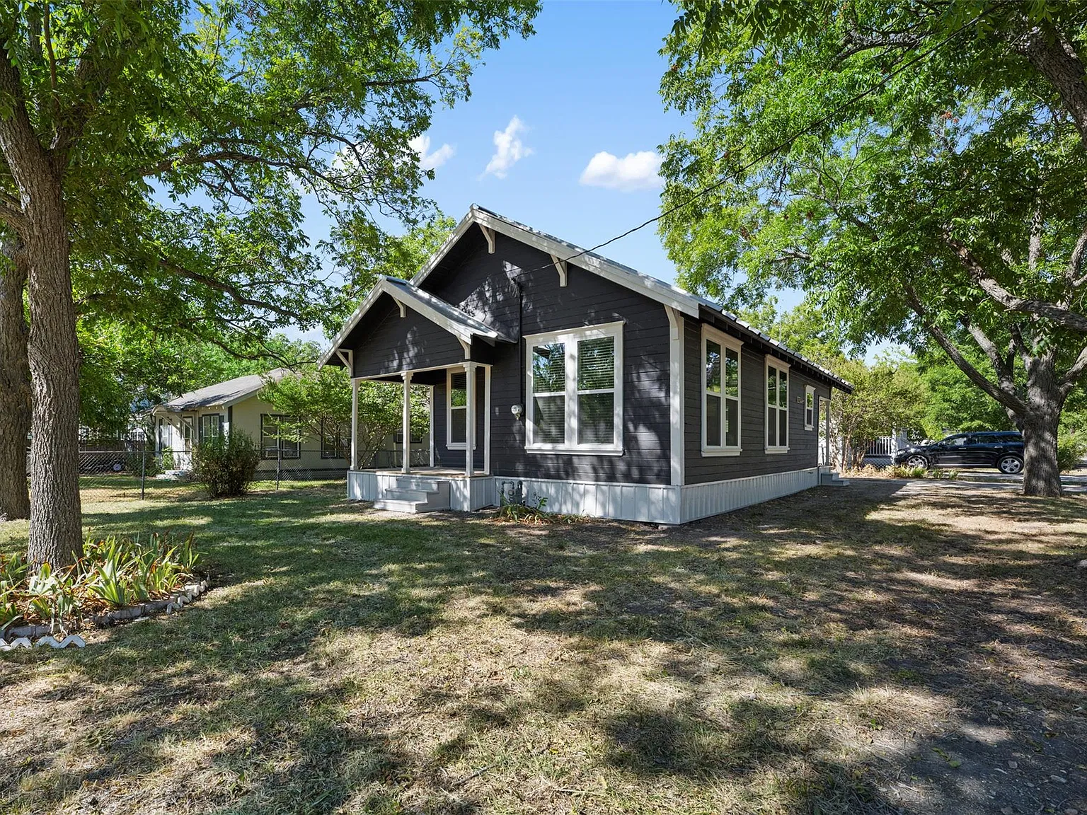2 bed, 1.0 bath, 744 sqft, $1,500 — Photo 1
