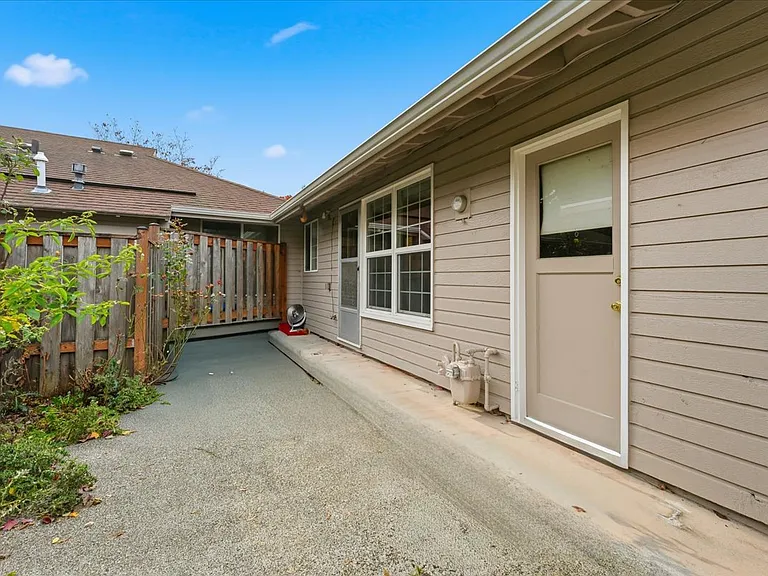 5330 SW Mayfair Ct — Photo 28