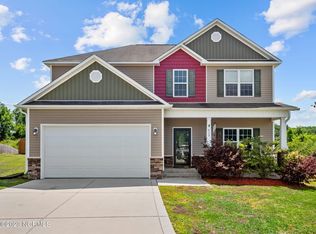 612 Denim Dr, Richlands, NC 28574