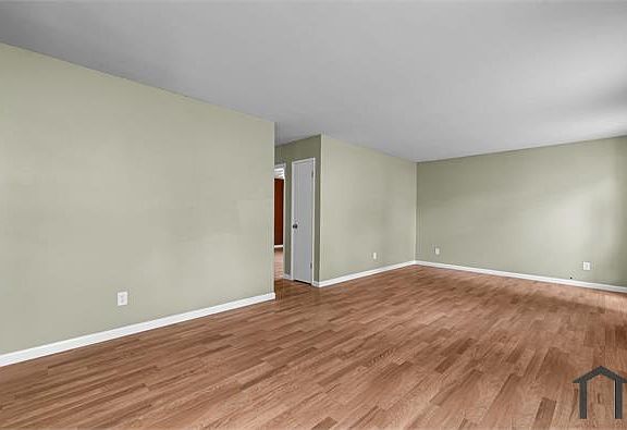 2nd image of 2545 Oakwood Manor Dr