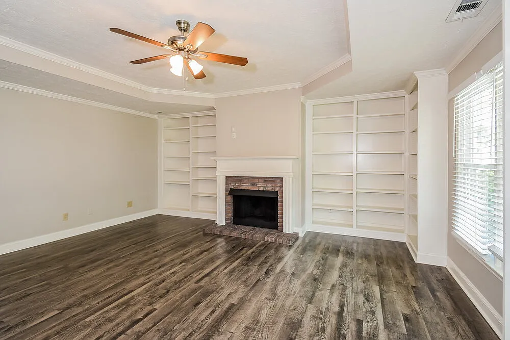 3 bed, 2.0 bath, 1573 sqft, $1,970 — Photo 3
