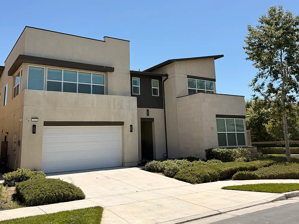 2622 E Scarlett Ln