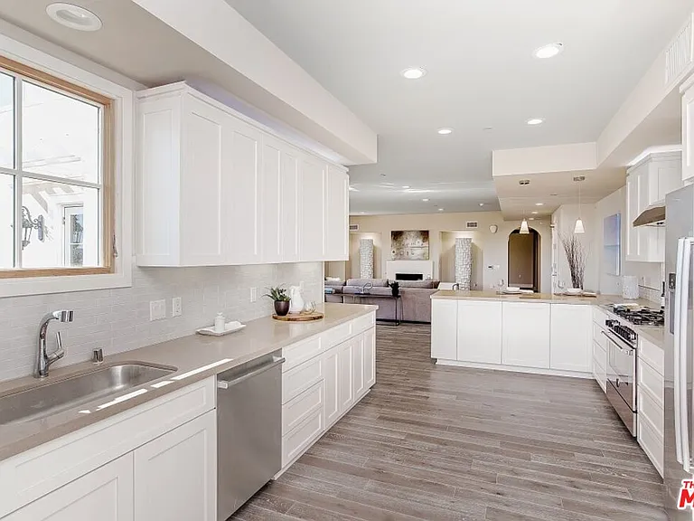 313 S Reeves Dr #203 — Photo 3