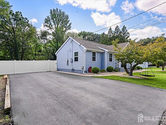 3rd image of 6 Soden Ln